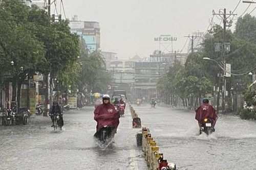 Mưa trắng trời, nhiều tuyến đường ở TPHCM ngập như sông