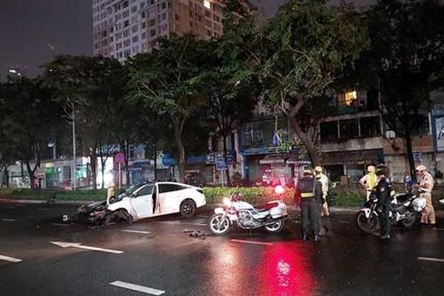 TPHCM: Ôtô tông đổ trụ đèn chiếu sáng, đôi nam nữ trong xe bị thương