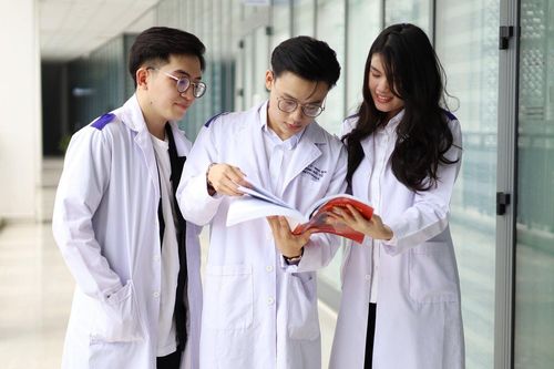 Muốn làm ngành Y, nên theo học trường nào?