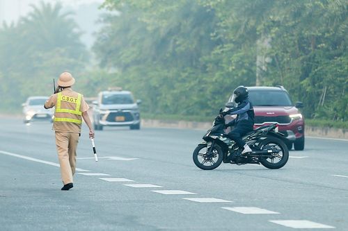 Thấy CSGT, nhiều lái xe bất chấp nguy hiểm quay đầu bỏ chạy trên cao tốc