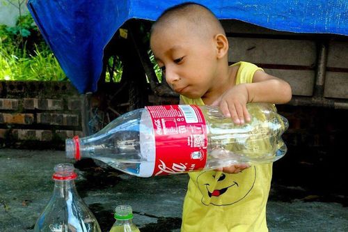 Lạ kỳ cháu bé 7 tuổi chỉ nhỉnh hơn chai nước 2 lít