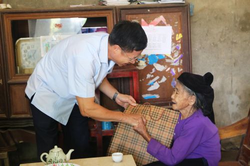 Bắc Kạn: Thăm và tặng quà tri ân kỷ niệm Ngày Quốc tế người cao tuổi