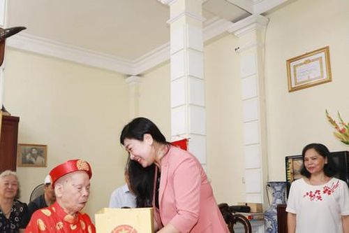 Chủ tịch Ủy ban Mặt trận Tổ quốc Việt Nam thành phố thăm, tặng quà người cao tuổi tiêu biểu