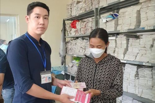 Nhận lại tài sản trị giá hơn 2 tỷ đồng quên trên xe buýt