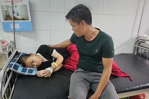 MS 879: Xót xa hoàn cảnh người đàn ông có vợ mất sớm, con gái suy thận không có tiền chữa trị