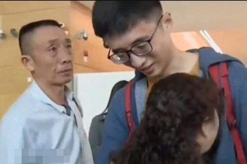 Chàng trai ôm chặt mẹ sau gần 30 năm bị bắt cóc ở chợ rau