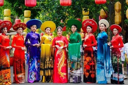 NTK LANISE đưa mùa thu Hà Nội lên áo dài