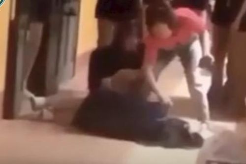 Bố nữ sinh quỳ khóc trước cửa lớp: 'Cô giáo dùng ngôn từ quá thô bạo và nặng với con tôi'