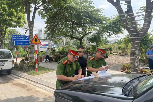 Lập lại trật tự giao thông trên tuyến đường Phạm Tu