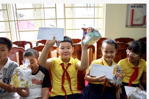 Phụ nữ CATP Hà Nội thăm và tặng quà học sinh khiếm thính trường PTCS Xã Đàn
