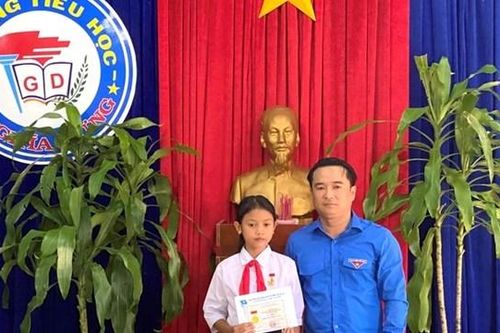 Gia Lai: Trao Huy hiệu 'Tuổi trẻ dũng cảm' cho học sinh cứu người đuối nước