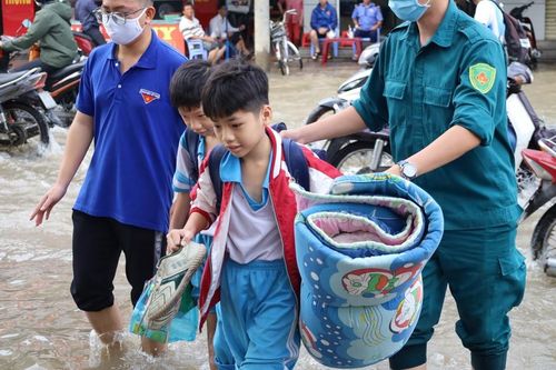 Hình ảnh ấm lòng những ngày Cần Thơ ngập trong triều cường