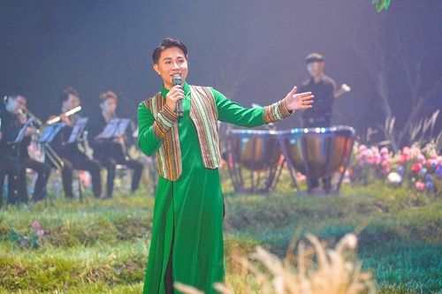 Giọng ca 'phi giới tính' Trần Tùng Anh: Kết hợp dân gian và giao hưởng sẽ không bao giờ 'lỗi thời'