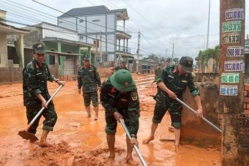 Hơn 100 cán bộ, chiến sĩ giúp dân khắc phục sự cố sạt lở cát
