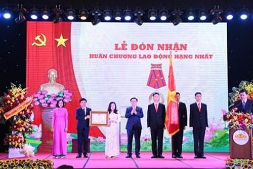 Chủ tịch Quốc hội Vương Đình Huệ trao Huân chương Lao động hạng Nhất tặng Báo Đại biểu Nhân dân