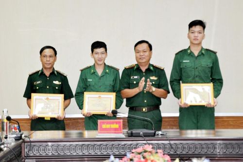 Khen thưởng cán bộ, chiến sĩ Biên phòng 'nhặt được của rơi, trả người đánh mất'