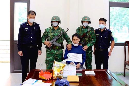 Cõng đá qua cửa khẩu