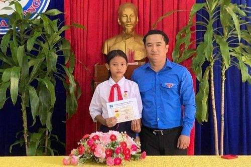 Trao Huy hiệu 'Tuổi trẻ dũng cảm' cho học sinh cứu người