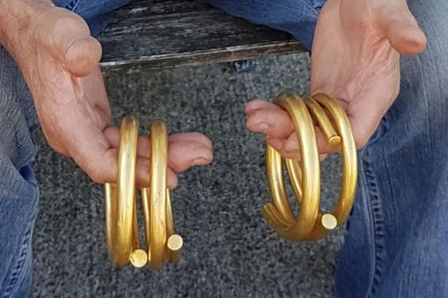 Đào cống đụng trúng 'kho báu', lão nông đổi đời đại gia trong nháy mắt