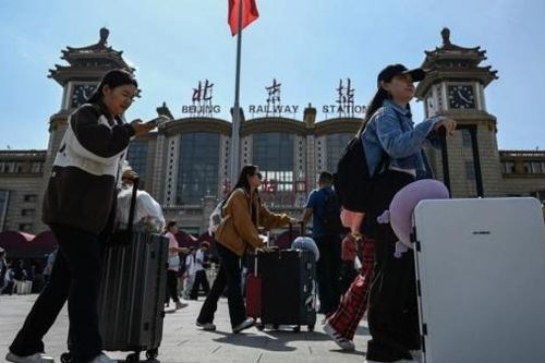Người dân đổ xô đi du lịch như 'chim sổ lồng', đây mới là ngành kinh tế hồi phục mạnh mẽ nhất ở Trung Quốc