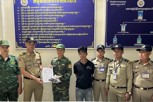 Tiếp nhận đối tượng truy nã từ Đồn Công an Hành chính Sôm Rông, Campuchia