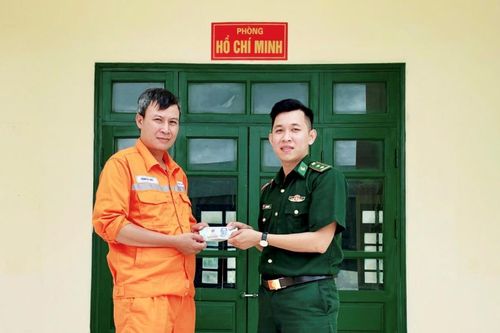 Trung úy Nguyễn Văn Phú nhặt được của rơi trả lại người mất