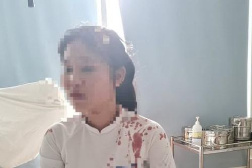 Nguyên nhân ban đầu vụ nữ sinh dùng guốc đánh bạn cùng lớp chảy máu đầu