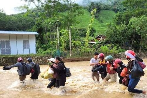 Lũ 'nuốt chửng' nhiều tuyến đường, hàng nghìn người đang bị cô lập