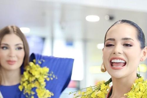 Dàn người đẹp catwalk ngay tại sân bay Nội Bài khi tới Việt Nam thi Hoa hậu Hòa bình