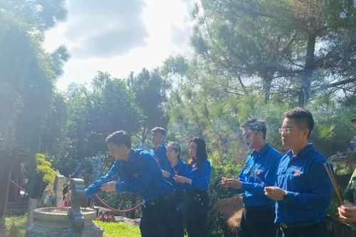 Tuổi trẻ Quảng Bình dâng hương, viếng mộ Đại tướng Võ Nguyên Giáp