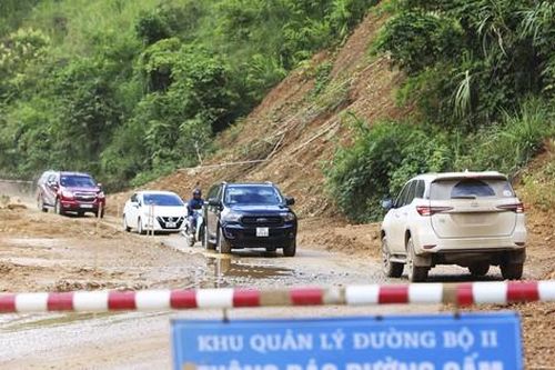 'Chi chít' điểm sạt lở trên tuyến Quốc lộ 7