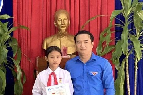 Bé gái 10 tuổi cứu 3 em nhỏ đuối nước được nhận Huy hiệu 'Tuổi trẻ dũng cảm'