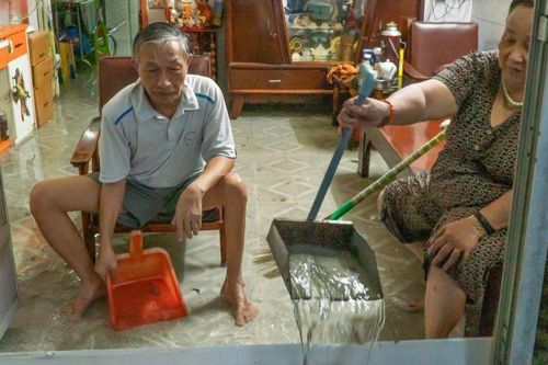 Mưa lớn kết hợp triều cường ở Cà Mau, người dân ngồi canh cửa tát nước