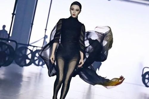 Phạm Băng Băng bị chê khi catwalk