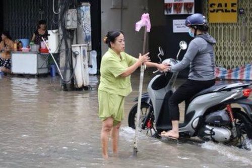 Cần Thơ: Nguy hiểm rình rập khi lưu thông trên đường ngập úng