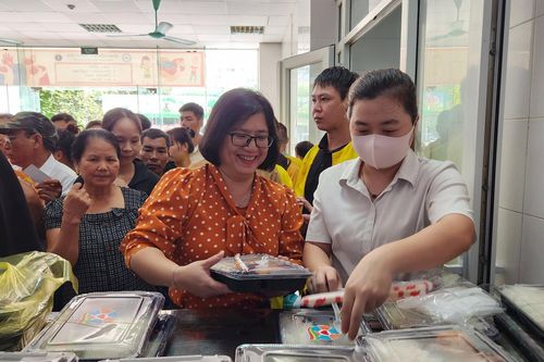 Ấm lòng những suất cơm trao cho người bệnh có hoàn cảnh khó khăn