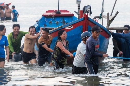 Du khách kéo ghe cùng ngư dân trên biển Vũng Tàu