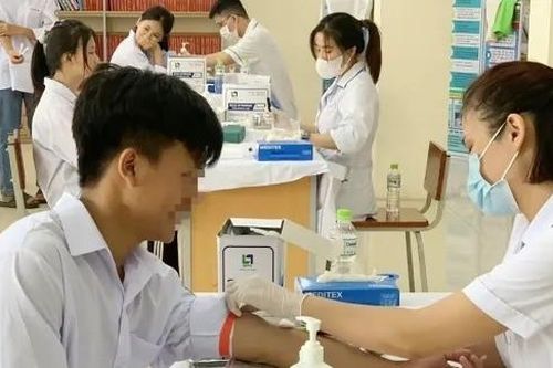 Lấy mẫu xét nghiệm sàng lọc tan máu bẩm sinh cho 1.400 học sinh ở Yên Bái