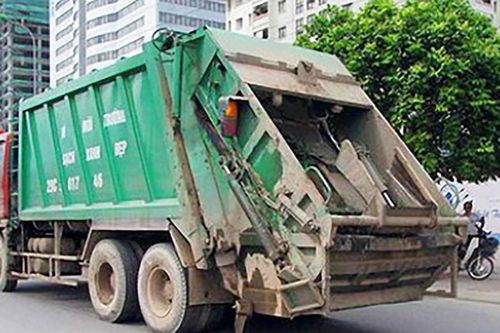 Đuổi theo vợ đánh ghen, người đàn ông bị xe rác ép vào tường tử vong