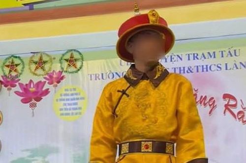 Yêu cầu giải trình vụ 'giang hồ mạng' mặc đồ phản cảm biểu diễn ở trường học