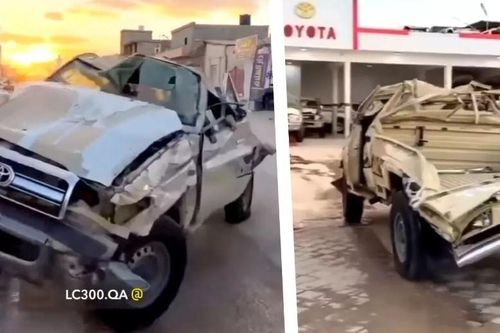 Xe bán tải Toyota Land Cruiser nát bét vẫn đi được một cách thần kỳ