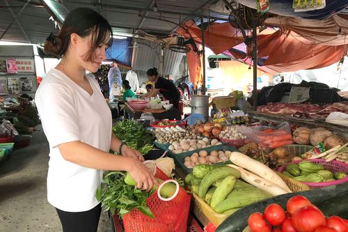 Phụ nữ nông thôn bỏ túi ni lông, dùng làn, lá chuối đựng thực phẩm