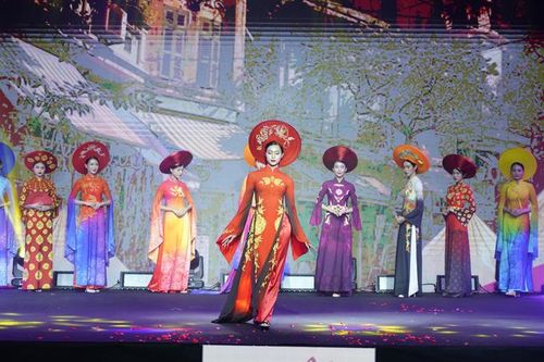NTK Thủy Lê: 'Lưu Dấu Ngàn Năm' trên tà áo dài Việt