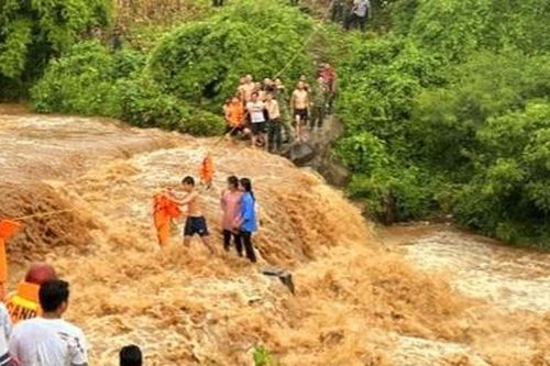 Giải cứu 3 cháu nhỏ bị mắc kẹt giữa dòng suối chảy xiết ở Gia Lai