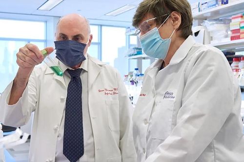 Giải Nobel y học vinh danh công trình nghiên cứu phát triển vắc xin giúp khống chế đại dịch COVID-19