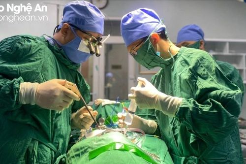 Lần đầu tiên triển khai thành công kỹ thuật thay đốt sống cổ nhân tạo hiện đại tại Nghệ An