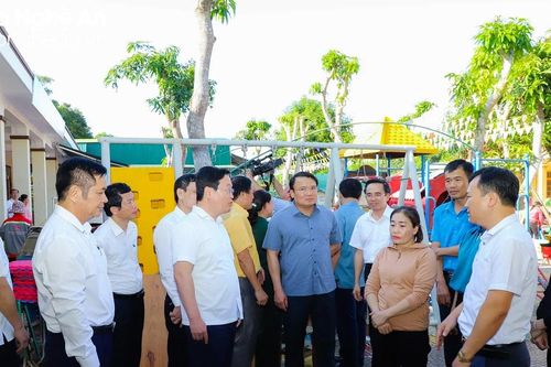 Chủ tịch UBND tỉnh Nguyễn Đức Trung thăm hỏi, động viên người dân vùng lũ Quỳ Châu