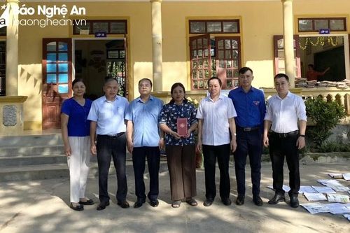 Ban Tổ chức Tỉnh ủy hỗ trợ lũ lụt tại huyện Quỳ Châu