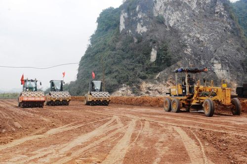 Cao tốc Cần Thơ-Cà Mau cần hoàn thành đắp nền đường trước tháng 6/2024