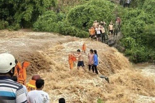 Gia Lai: Giải cứu 3 học sinh mắc kẹt giữa dòng nước chảy xiết
